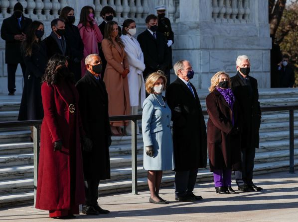Tres expresidentes y ex primeras damas de Estados Unidos esperan al presidente Biden para una ceremonia de ofrenda en la Tumba del Soldado Desconocido en Arlington, Virginia. De izquierda a derecha están Michelle Obama, Barack Obama, Laura Bush, George W. Bush, Hillary Clinton y Bill Clinton.