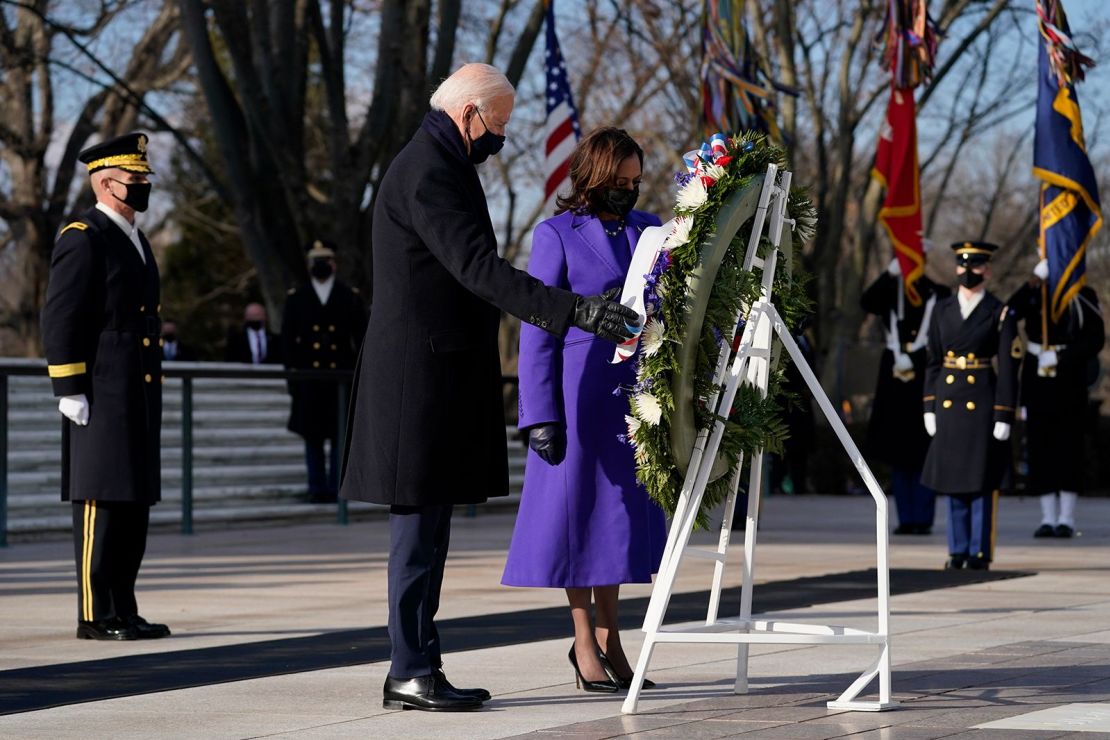 Biden y la vicepresidenta Kamala Harris participan en la ceremonia de ofrenda.