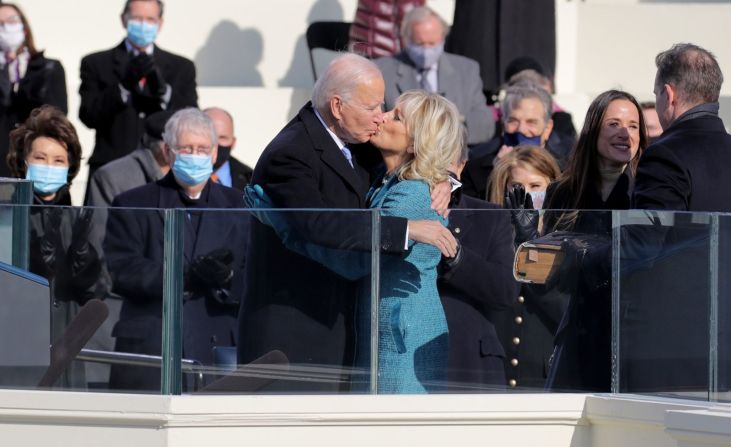 Joe y Jill Biden se besan en la ceremonia de toma de posesión.