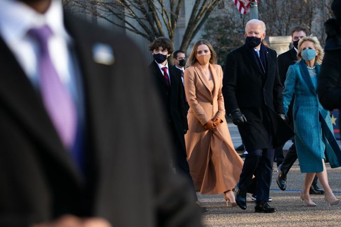 Mientras se dirigía a la Casa Blanca este miércoles 20 de enero, Biden salió del vehículo presidencial y caminó el último tramo con su familia.