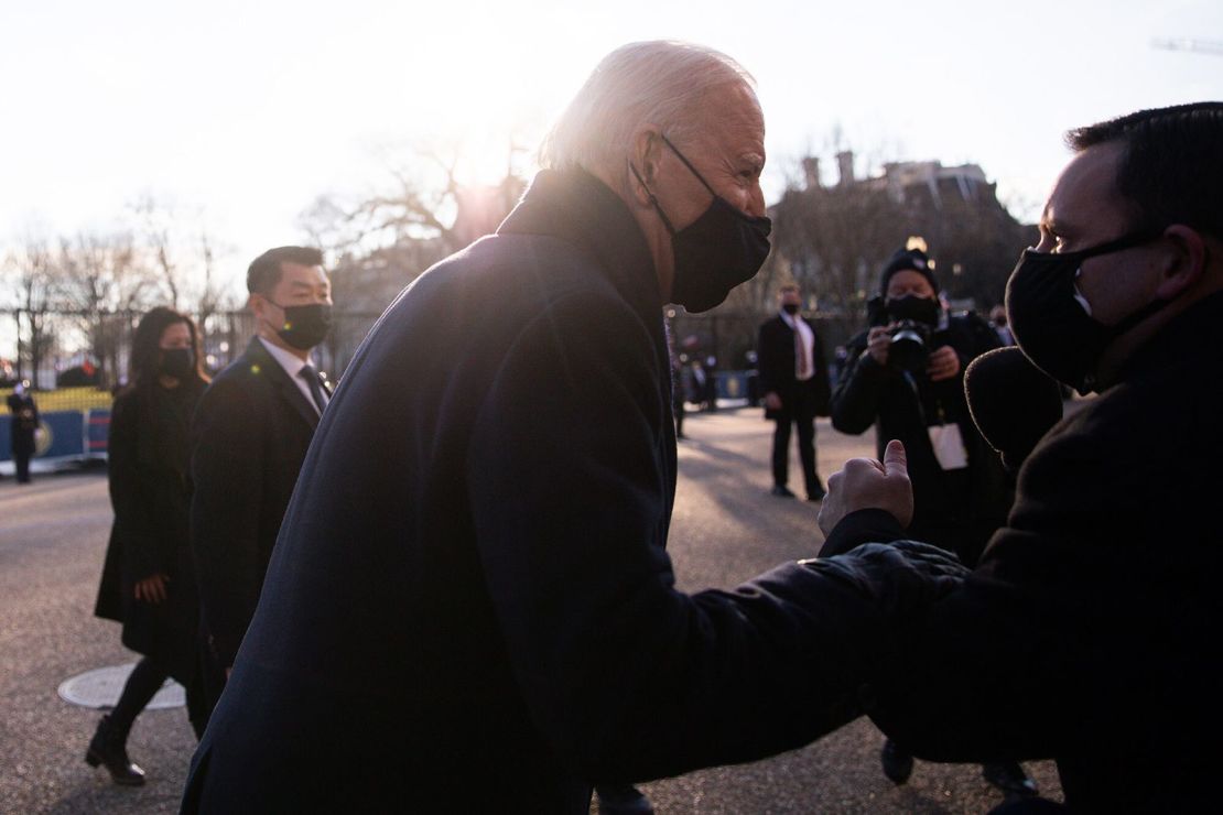 Biden se detiene para hablar con una persona en su camino a la Casa Blanca.