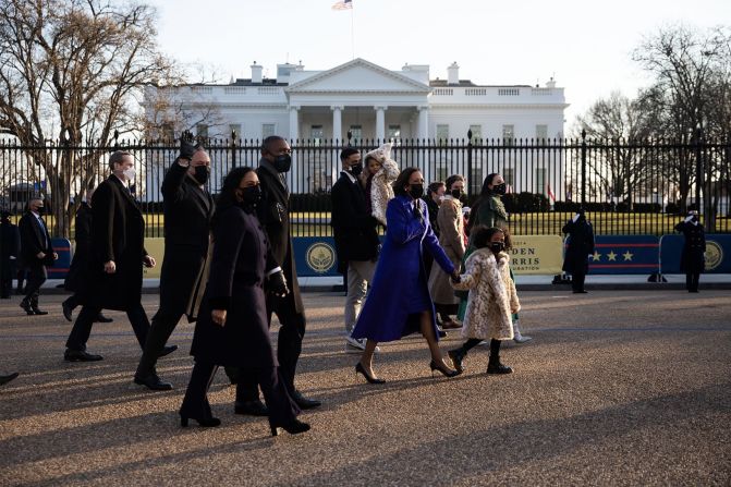 La vicepresidenta Kamala Harris camina con su familia rumbo a la Casa Blanca.