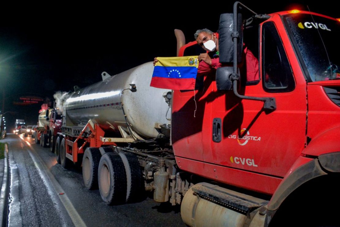 Un camionero venezolano muestra una bandera de su país al llegar a Brasil trasladando oxígeno para asistir a pacientes con covid-19 en Manaus, en el estado de Amazonas, el 19 de enero de 2021.