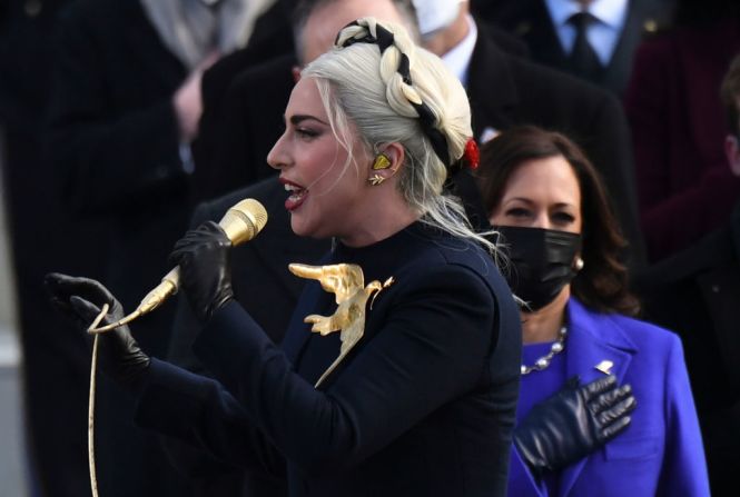 Lady Gaga cantó el Himno Nacional durante la toma de posesión en el Capitolio.