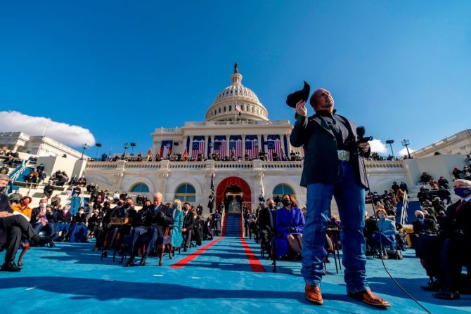 Garth Brooks interpretó en la 59 toma de posesión presidencial en el Capitolio la canción "Amazing Grace".