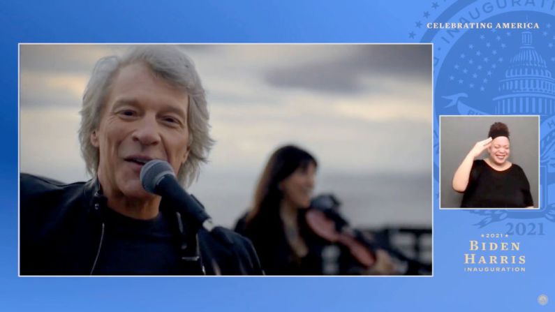 Jon Bon Jovi, quien hizo campaña con Biden en Pensilvania, cantó en el evento presentado por Tom Hanks.