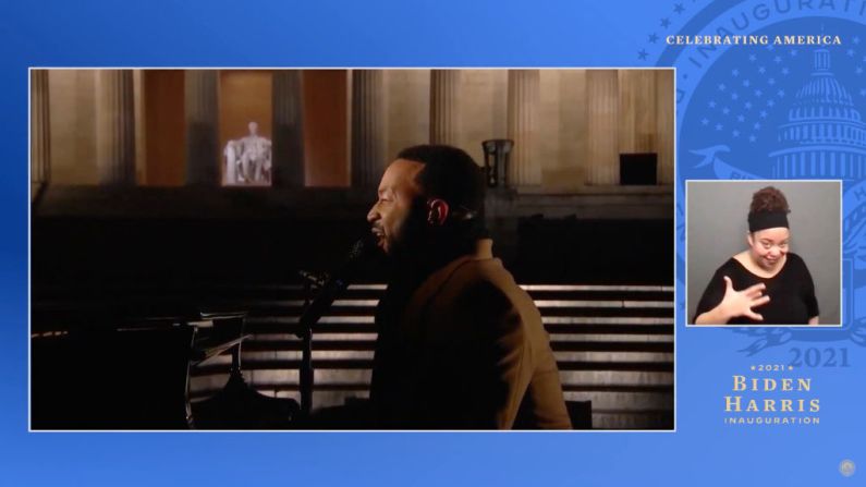 John Legend, quien ya se había presentado en Filadelfia en un evento de campaña de Kamala Harris, también cantó el miércoles.