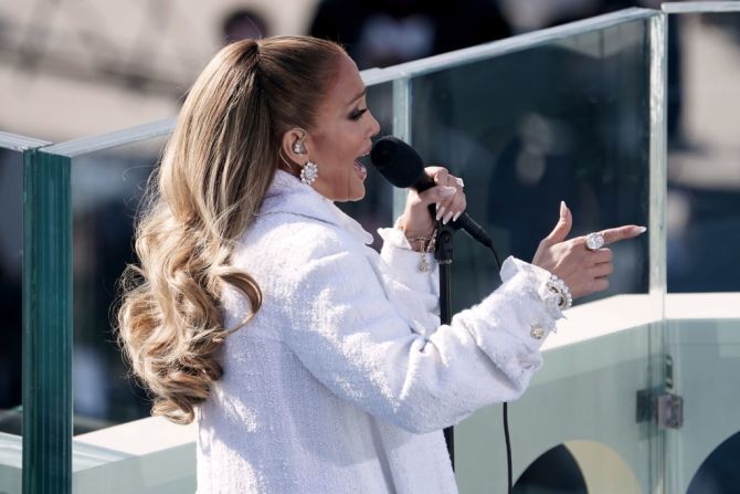 Jennifer López cantó "This Land is Your Land" y "America The Beautiful" y gritó en español: "¡Una nación, bajo Dios, indivisible, con libertad y justicia para todos!".