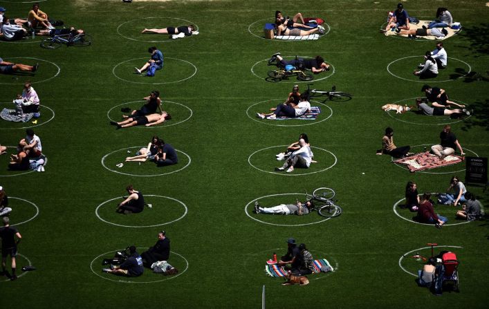Personas practican el distanciamiento físico en el Domino Park de Nueva York, el 17 de mayo de 2020.