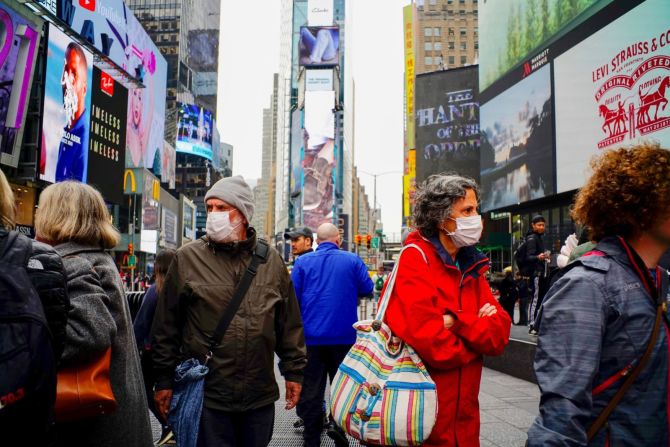 La OMS declara que el nuevo brote de coronavirus es una pandemia. La OMS dice que el brote es la primera pandemia causada por un coronavirus. Para ese entonces, el uso de mascarillas era popular en algunas personas, como este grupo de gente en Times Square en Nueva York, donde para este momento la ciudad empezaba a sufrir por la crisis de coronavirus.