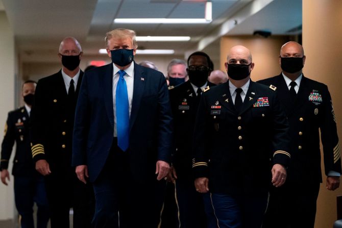 El entonces presidente de Estados Unidos, Donald Trump, usa una mascarilla al visitar el Centro Médico Militar Nacional Walter Reed en Bethesda, Maryland, el 11 de julio de 2020. Esta fue la primera vez desde que comenzó la pandemia que los periodistas que cubren la Casa Blanca pudieron ver a Trump con la cara semicubierta.
