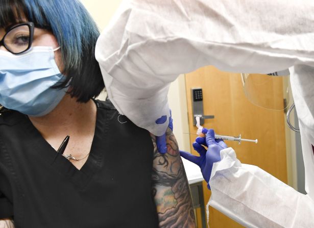 A finales de julio de 2020 empezaron los ensayos clínicos de vacunas contra el coronavirus. En esta foto está la enfermera Kathe Olmstead, que administra una inyección a la voluntaria Melissa Harting, en Binghamton, Nueva York. El ensayo era el primero en llegar a la fase 3 en Estados Unidos.