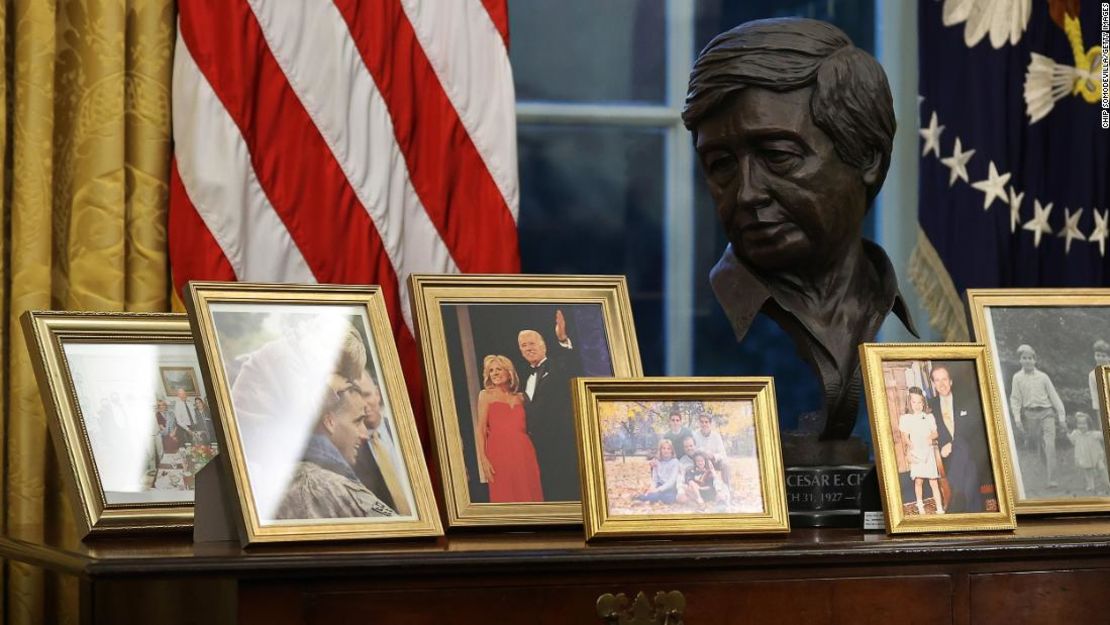 Un busto del activista laboral y de derechos civiles César Chávez está rodeado por las fotos del presidente Joe Biden en una Oficina Oval recién decorada.