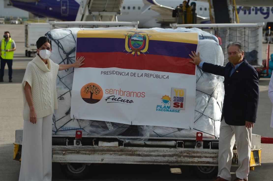 La vicepresidenta de Ecuador, María Alejandra Muñoz (a la izquierda) y el ministro de Salud Juan Carlos Zevallos, posan junto a un container con las primeras 8.000 dosis de la vacuna contra el coronavirus de Pfizer / BioNTech el 21 de enero de 2021 en el Aeropuerto Internacional Mariscal Sucre de Quito.