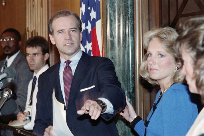 Según relata Jill Biden, Joe le propuso matrimonio cinco veces antes de que ella aceptara casarse con él. La imagen es de 1987, cuando Joe Biden era senador por Delaware.