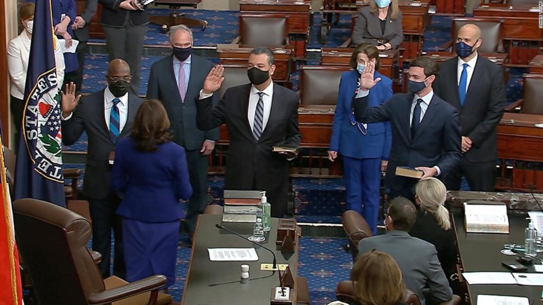 La vicepresidenta Kamala Harris toma juramento a los senadores Raphael Warnock, Alex Padilla y Jon Ossoff. Raphael Warnock en el Senado el miércoles.