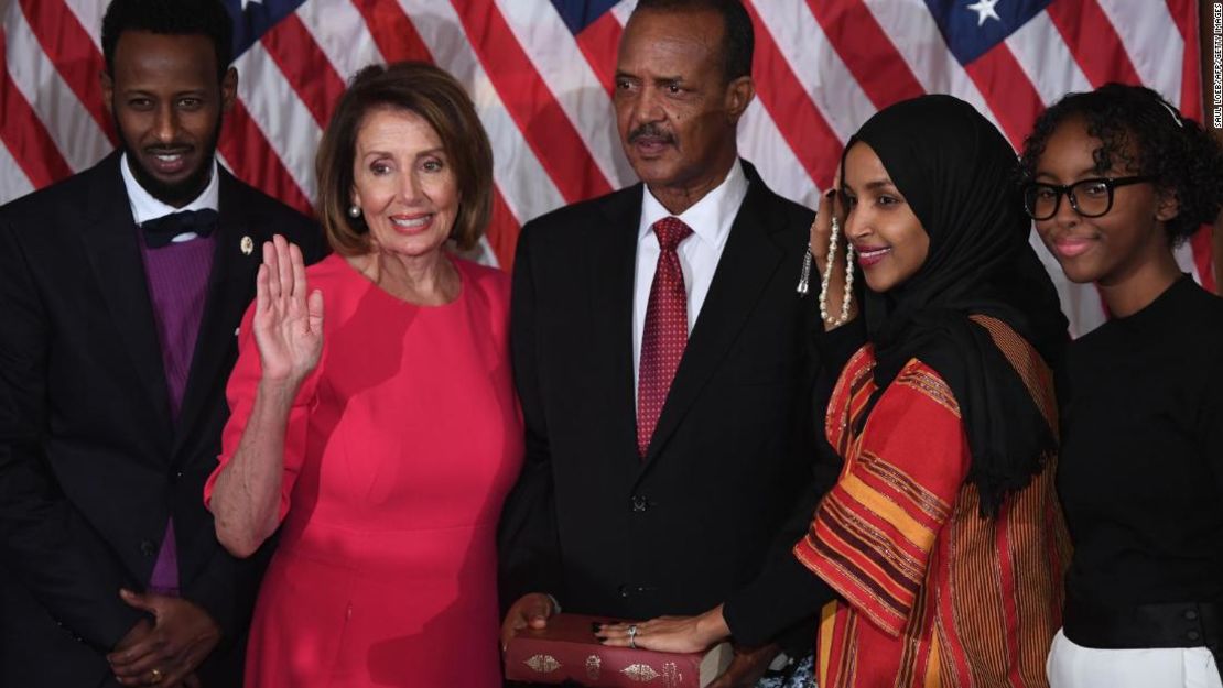 La representante Ilhan Omar, con la mano en el Corán, jura su cargo durante el inicio del 116º Congreso en 2019.