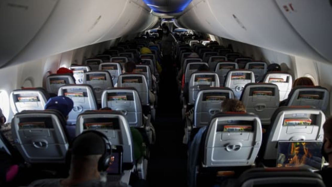 Pasajeros usan mascarillas protectoras en un vuelo de American Airlines que sale del Aeropuerto Internacional de Los Ángeles el 13 de junio de 2020.