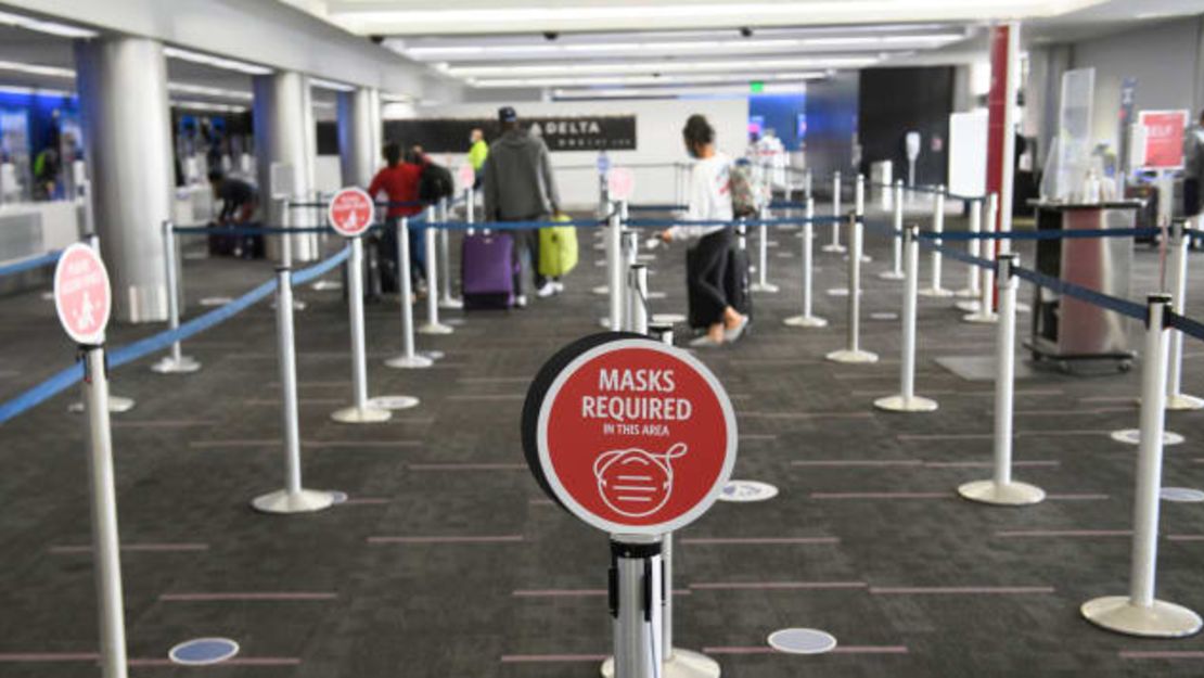 Pasajeros registran maletas de un vuelo de Delta en el Aeropuerto Internacional de Los Ángeles el 18 de noviembre de 2020.