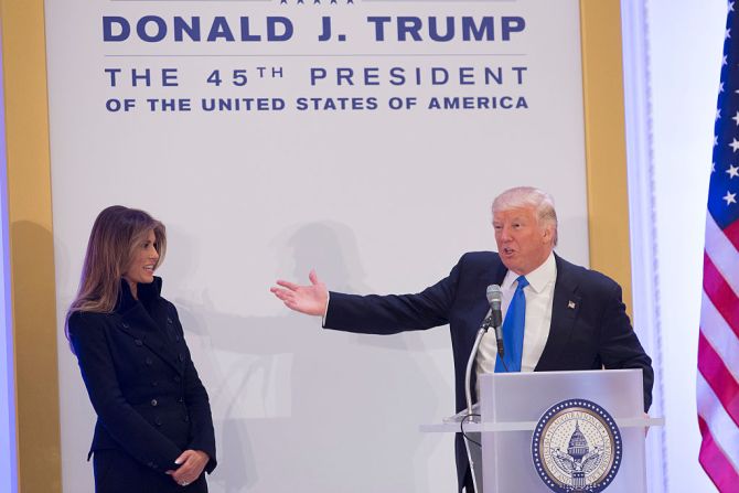 El presidente electo Donald Trump presenta a su primera dama, Melania Trump, al liderazgo republicano el día antes de su juramentación, el 19 de enero de 2017 en Washington.