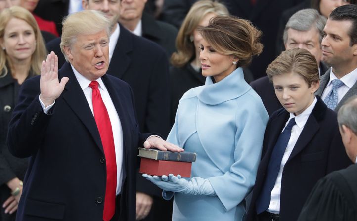 Donald Trump se juramenta como presidente mientras su esposa sostiene la Biblia frente al Capitolio de EE.UU. el 20 de enero de 2017.