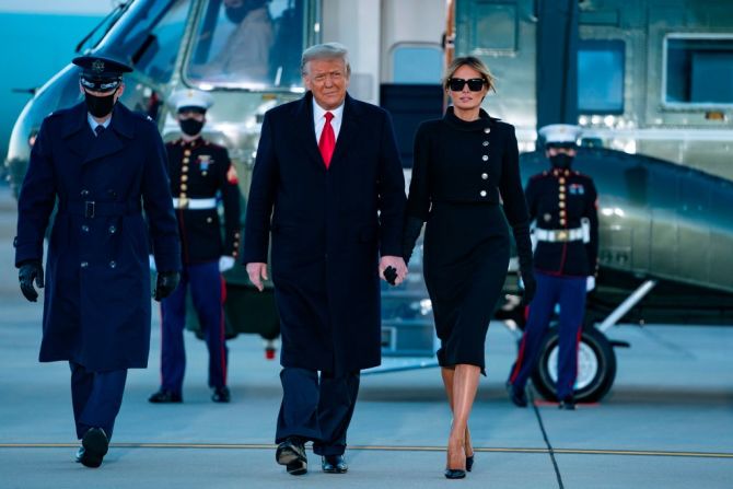Cuatro años después, el presidente y la primera dama salientes en el Marine One en su partida de la Casa Blanca sin asistir a la toma de posesión de Joe Biden, el 20 de enero de 2021.