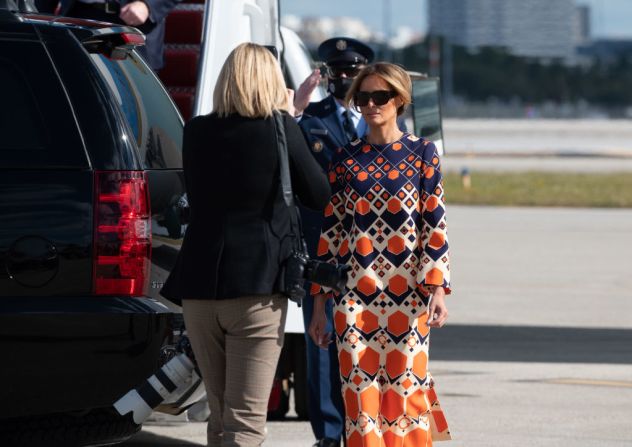 Melania Trump sale del Air Force One y no espera a que su esposo salude a sus partidarios, luego de aterrizar en West Palm Beach, Florida, para ir a su residencia en Mar-a-Lago y no participar en la juramentación de Biden como el 46 presidente de EE.UU.