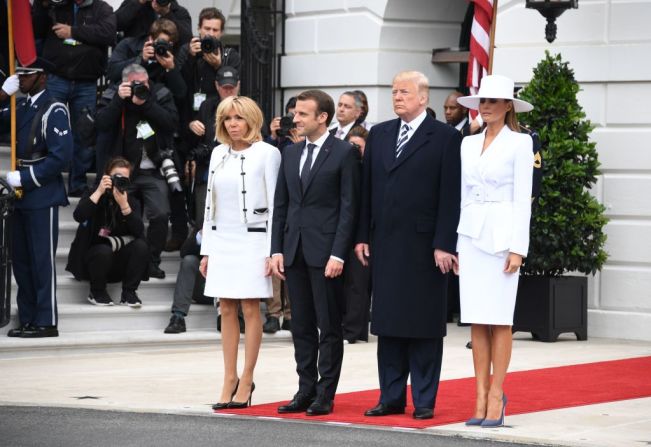 De nuevo, usuarios de redes sociales comentaron de forma viral que Melania Trump al parecer no quiere darle la mano a su esposo, que la busca con el meñique, en una visita del presidente de Francia, Emmanuel Macron, y su primera dama, el 24 de abril de 2018.