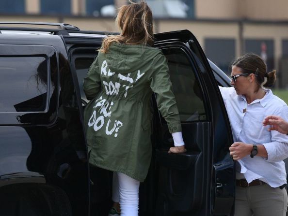 Melania Trump sale de la base aérea Andrews en Maryland el 21 de junio de 2018 usando una polémica chaqueta que dice "Realmente no me importa, ¿a ti sí?", luego de su visita sorpresa a niños inmigrantes en la frontera con México.