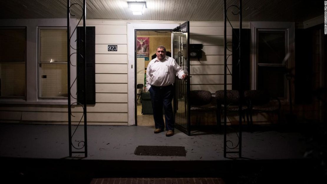 El pastor José Chicas en la entrada de la Escuela de Conversión en Durham, Carolina del Norte, en diciembre de 2018.