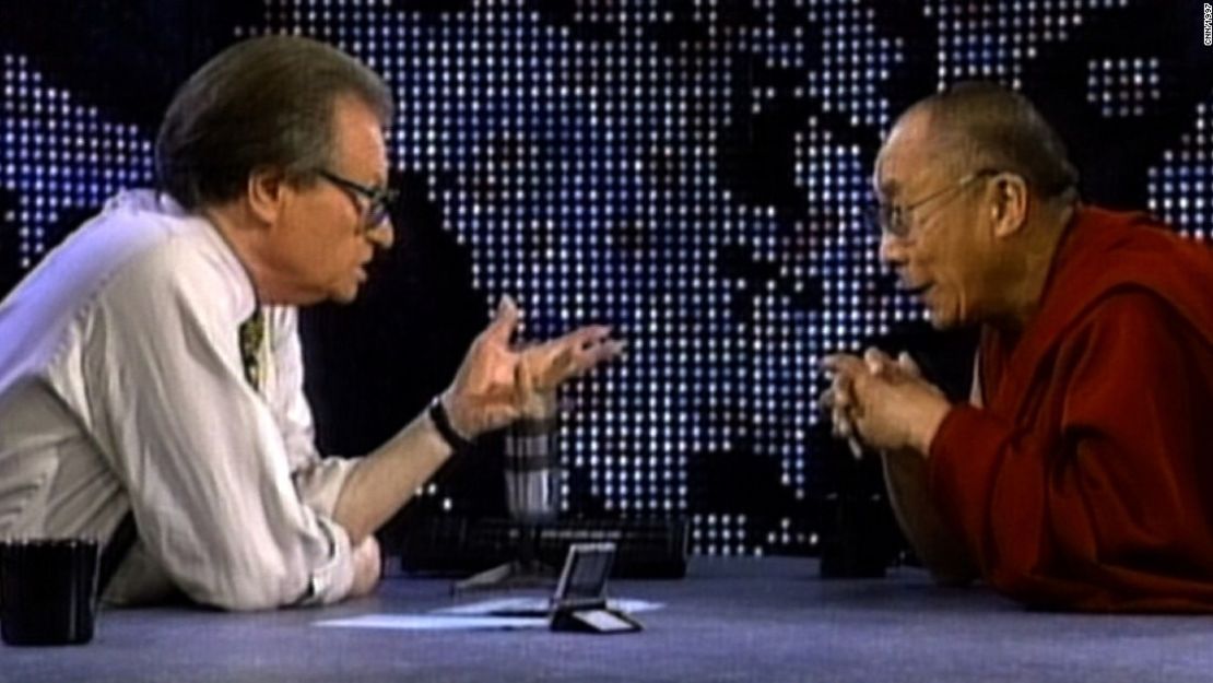 El Dalai Lama habla sobre el budismo con Larry King.