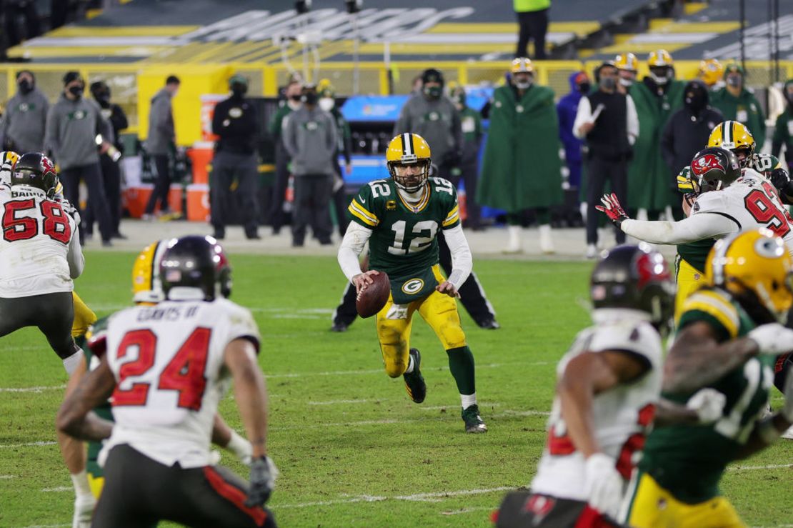 Aaron Rodgers # 12 de los Green Bay Packers busca pasar en el último cuarto contra los Tampa Bay Buccaneers durante el juego de campeonato de la NFC en Lambeau Field el 24 de enero de 2021 en Green Bay, Wisconsin. Crédito: Stacy Revere / Getty Images