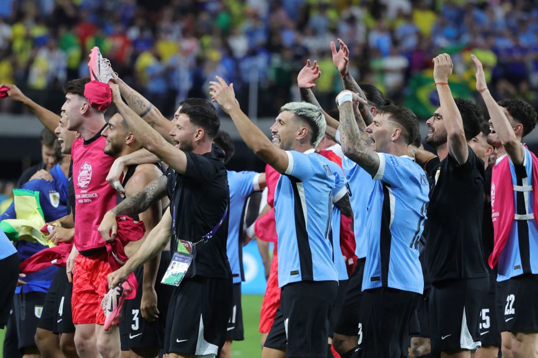 Jugadores de Uruguay celebran tras ganar el partido de cuartos de final de la CONMEBOL Copa América 2024 entre Uruguay y Brasil en el Allegiant Stadium el 06 de julio de 2024 en Las Vegas, Nevada.