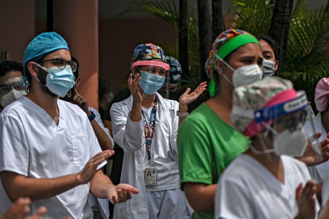 Médicos internistas protestan que, según sus denuncias, fueron dejados por fuera del plan de vacunación contra el covid-19, en el hospital Santo Tomás en Ciudad de Panamá.