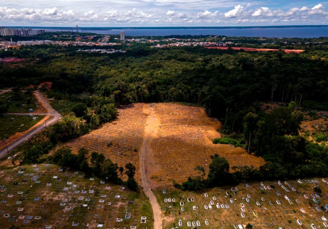 Vista aérea del cementerio Nossa Senhora Aparecida en Manaos, donde se han enterrado más de 3.000 víctimas de covid-19 en enero.