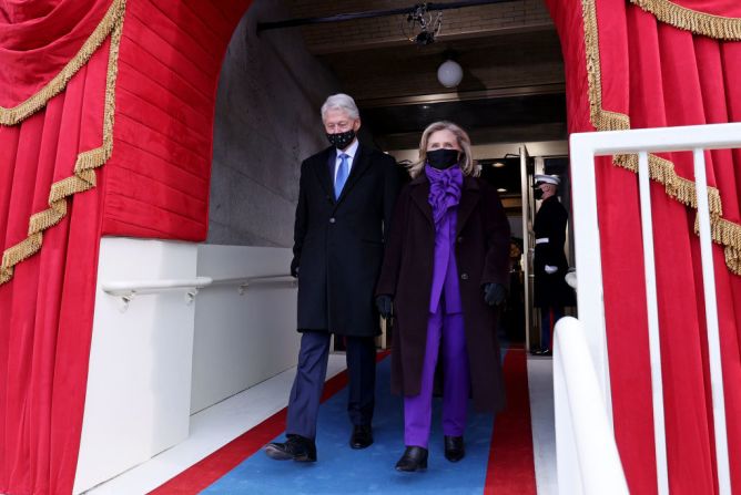 La ex primera dama Hillary Clinton también lució un traje morado.