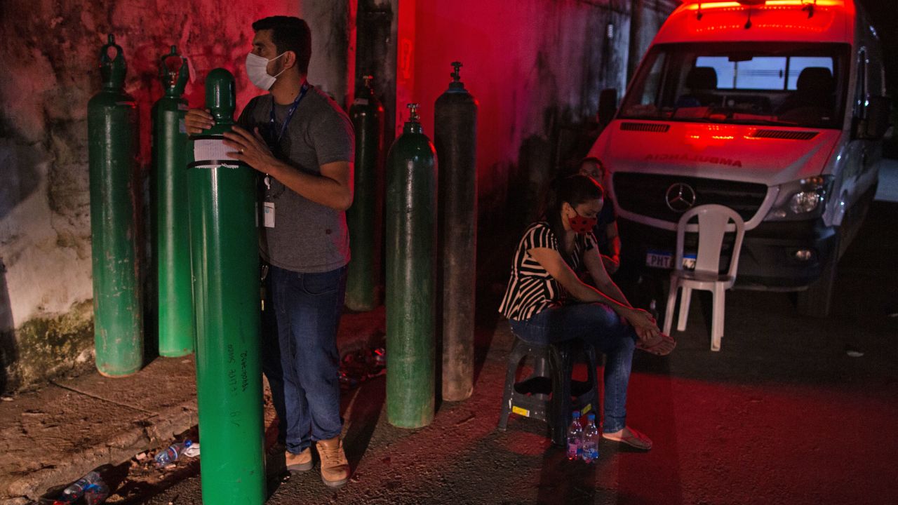 A man holds an oxygen tank in Manaus, Amazonas State, Brazil, on January 15, 2021, amid the COVID-19 ovel coronavirus pandemic. - The health system in Manaus, in the Brazilian northern state of Amazonas, is at breaking point. The city's hospital intensive care units have been at 100 percent capacity for the past two weeks, while medical workers are battling a shortage of oxygen and other essential equipment. (Photo by Michael DANTAS / AFP)