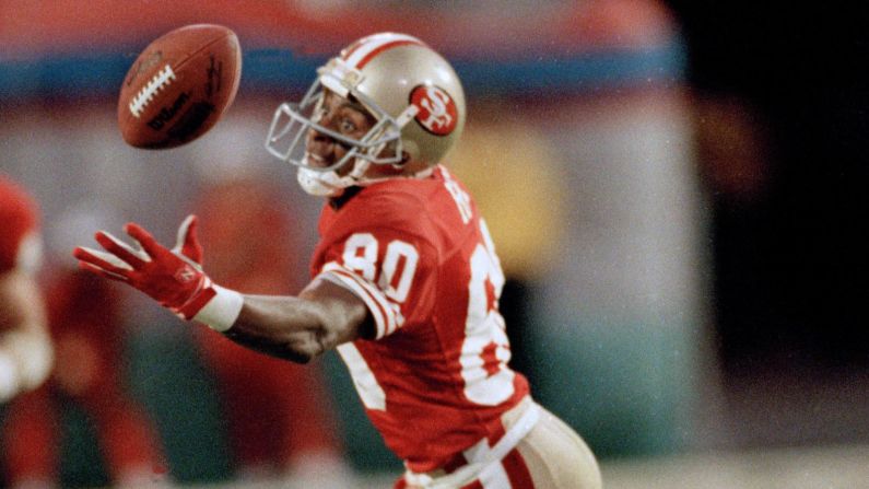 Más yardas por recepción en un Super Bowl: Jerry Rice, receptor abierto de San Francisco, fue nombrado el Jugador Más Valioso del Super Bowl en 1989 después de atrapar 11 balones para un récord de 215 yardas contra Cincinnati. El miembro del Salón de la Fama también rompió récords en el Super Bowl por la mayor cantidad de puntos y touchdowns en una carrera. Anotó ocho touchdowns en cuatro Super Bowls.