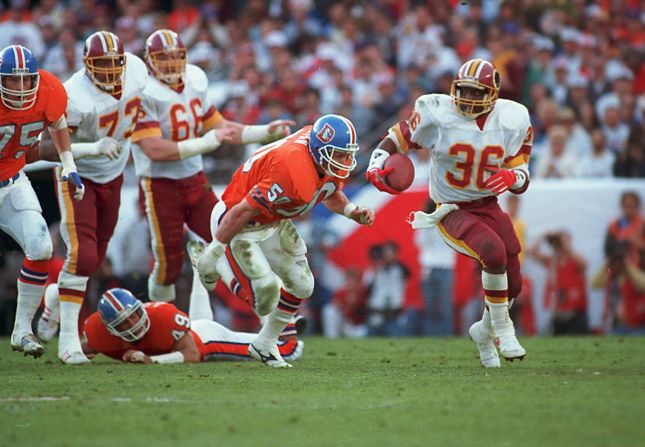 Más yardas por tierra en un Super Bowl: Doug Williams, mariscal de campo de Washington, ganó el premio al Jugador Más Valioso del Super Bowl en 1988. Pero, el corredor novato Timmy Smith estableció un récord en el juego de ese año con 204 yardas por tierra contra Denver.