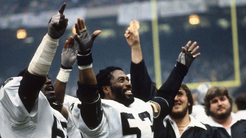 Más intercepciones en un Super Bowl: el defensa de Oakland Rod Martin (No. 53) logró tres intercepciones cuando los Raiders derrotaron a los Eagles de Philadelphia en 1981.