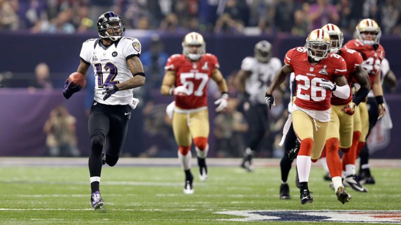 Jugada más larga de anotación en un Super Bowl: Jacoby Jones de Baltimore devolvió una patada de salida 108 yardas cuando los Ravens derrotaron a San Francisco 34-31 en 2013.
