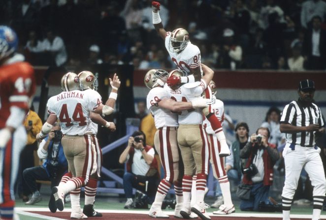 Mayor margen de victoria en un Super Bowl: San Francisco demolió a Denver 55-10 en 1990: ganó por un récord de 45 puntos. Fue el cuarto título de Super Bowl de los 49ers en nueve años.
