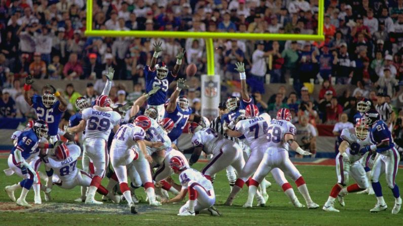 El margen de victoria más estrecho en un Super Bowl: Scott Norwood, pateador de Buffalo, falló un gol de campo de 47 yardas cuando expiró el tiempo, y los New York Giants vencieron a los Bills 20-19 en 1991.