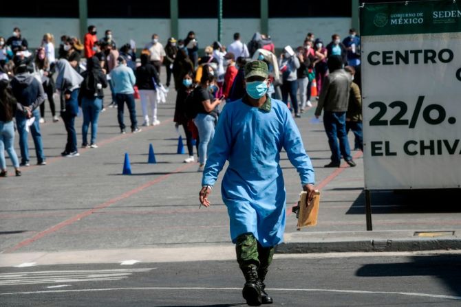 Trabajadores médicos hacen fila para recibir la vacuna Pfizer/BioNTech en el Batallón 22 del Hospital Militar en la Ciudad de México.