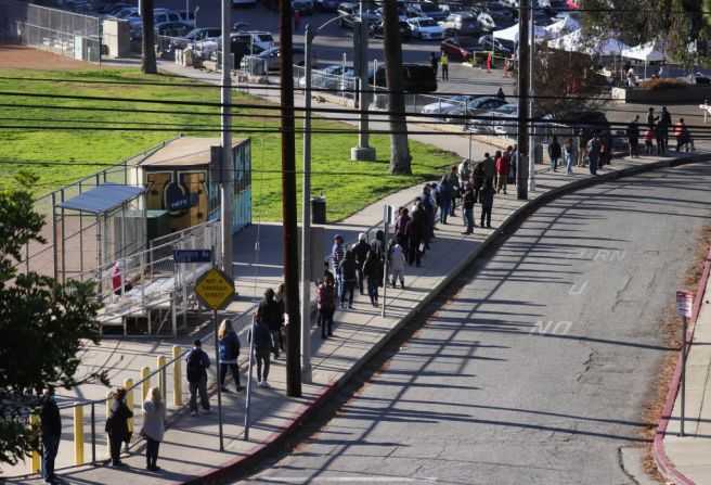 Gente espera en la fila para ser vacunada en en un centro de vacunación en Los Angeles, California.