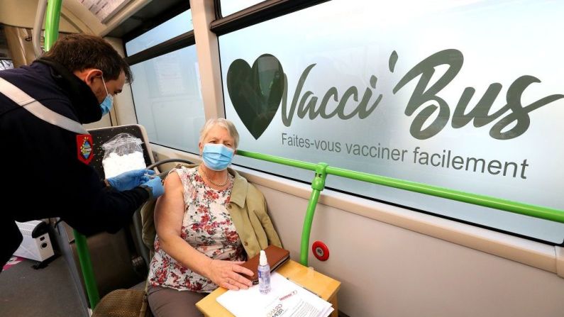Una mujer recibe una dosis de la vacuna en el VACCI'BUS, un bus que va a pueblos alrededor de la ciudad de Reims, en Francia, para que personas con movilidad reducida reciban fácilmente la vacuna.