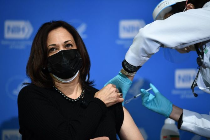 La entonces vicepresidenta electa de EE.UU., Kamala Harris, recibe su primera dosis de vacuna el 29 de diciembre. Samuel Corum / Getty Images