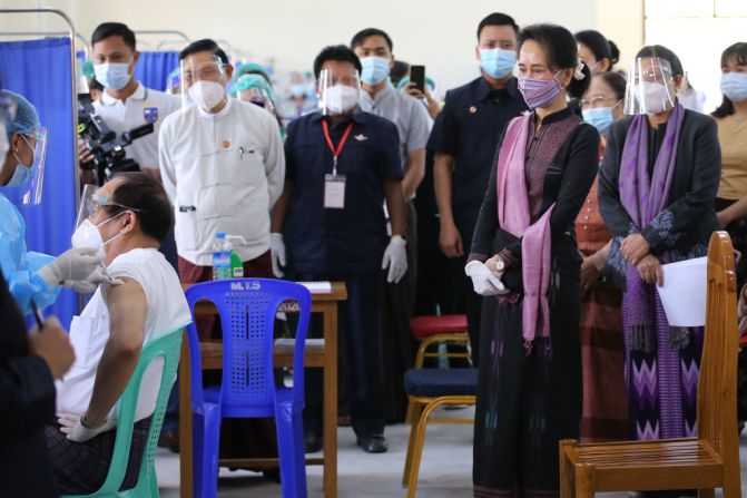 La líder birmana, Aung San Suu Kyi (a la derecha) mira a Myint Htwe, ministro de Salud y Deportes, recibir la vacuna en Naypyidaw, Birmania.