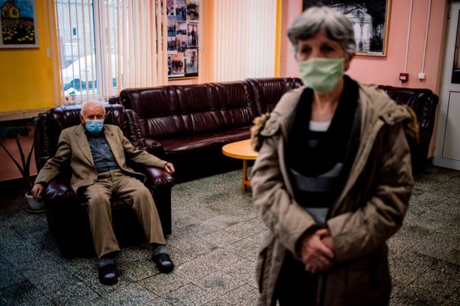 Personas mayores esperan para recibir la vacuna Pfizer-BioNTech en un hogar de ancianos en Sofia, Bulgaria.