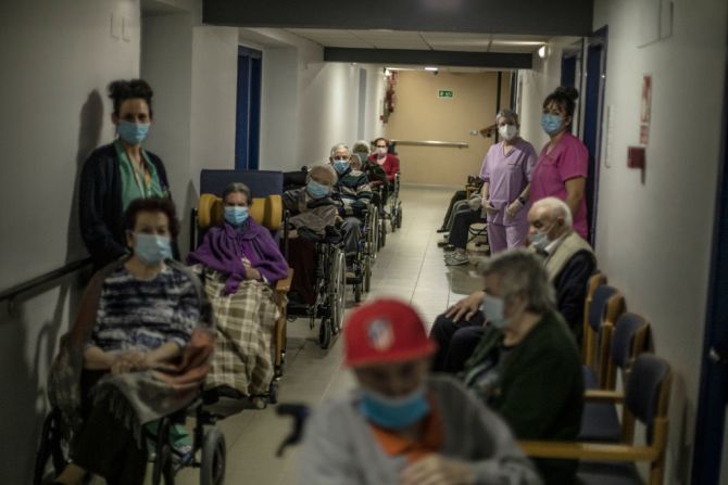 Personas de la tercera edad esperan a ser vacunadas en una residencia de ancianos en Langreo, España.